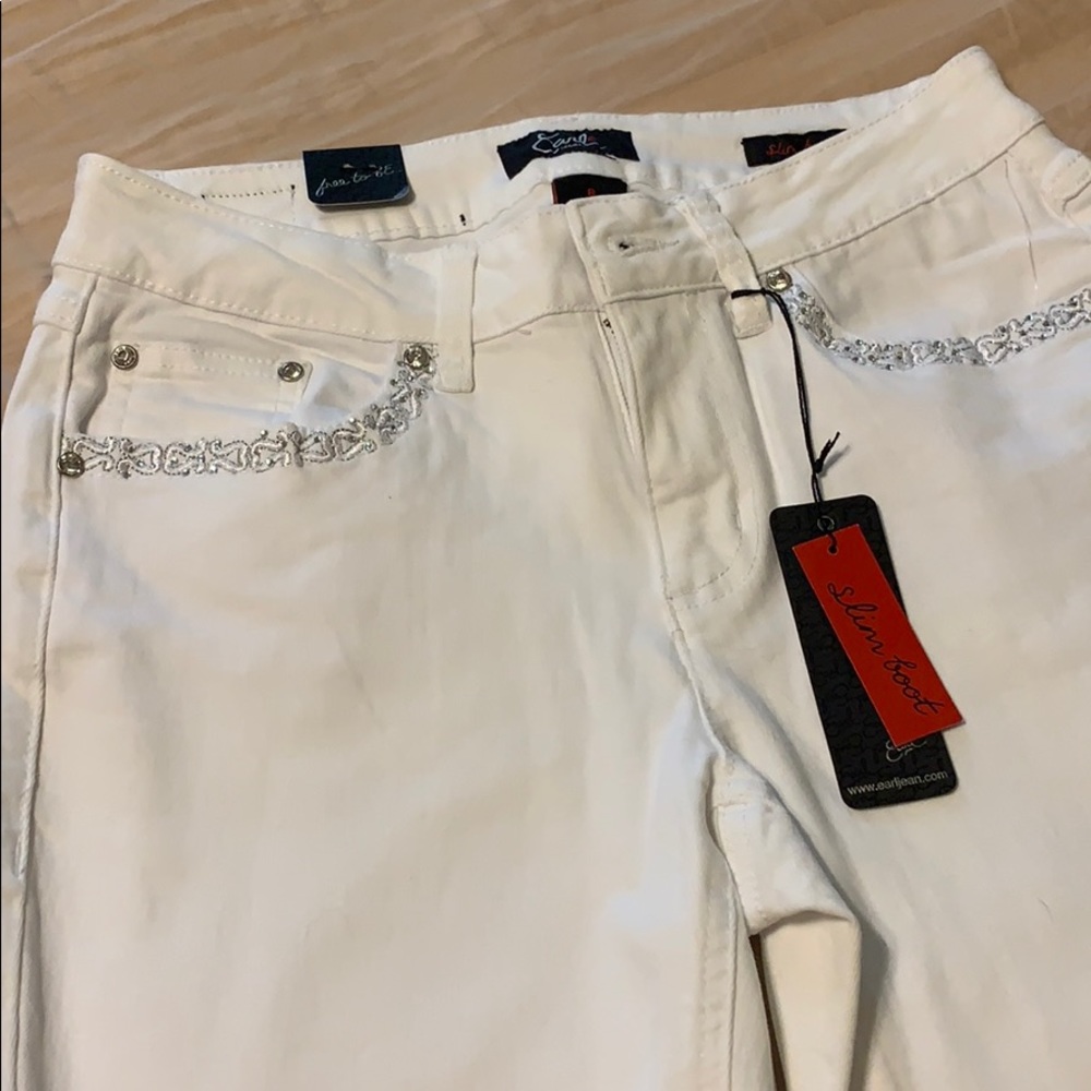 Brand new never worn white Earl jeans. Size 8